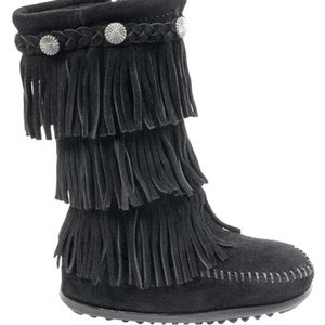 Minnetonka 3 Layer Fringe Boot-size 2 (9 year old girl)